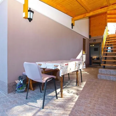 Jela Apartment *